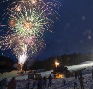 2月11日の連休中日は、中央リフト18：00までの延長営業と打ち上げ花火を開催致します。
丸沼高原恒例の『冬の花火』が夜空を彩ります。どうぞお楽しみ下さい。